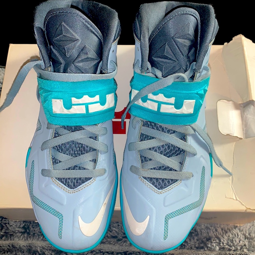 Used Lebron James Nike sneakers! Classics one of his first releases!!